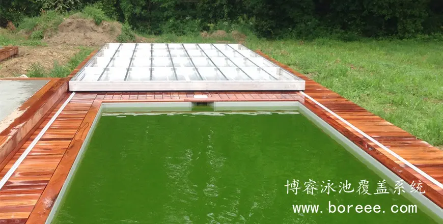 有玻璃透视效果的的平移泳池盖