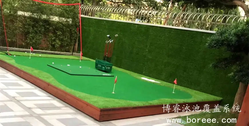 安装仿真草地的平移泳池盖
